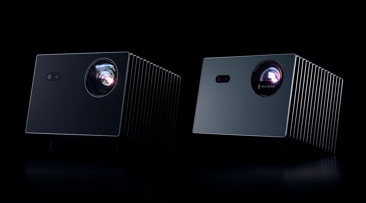 画像: 左が新製品「Vision Master Max」で、右が「Vision Master Pro 2」(¥440,000、税込)。並べて視聴すると、画面の明るさやコントラスト感再現に確かに違いが感じられた