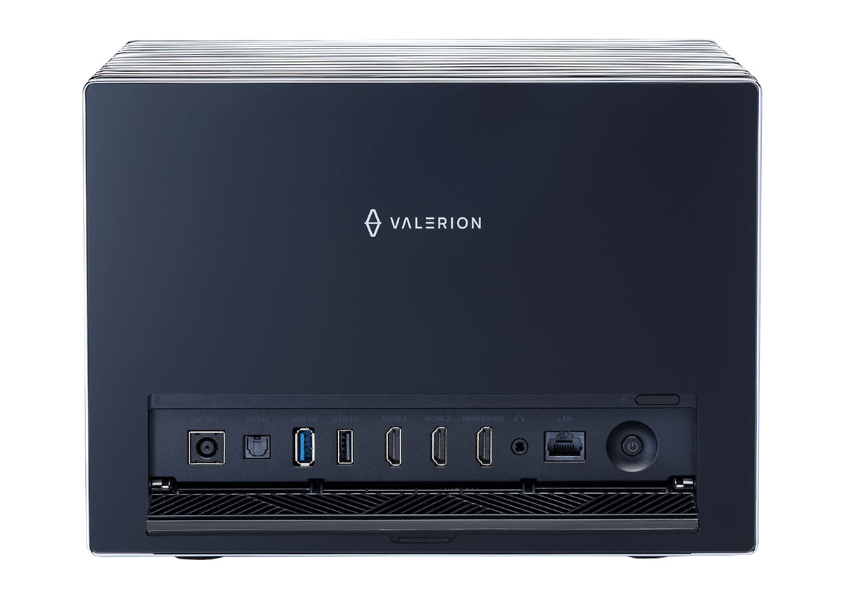 画像: 「Vision Master Max」の接続端子部。HDMI入力2系統や、eARC対応HDMI出力を搭載する。Google TV OSも搭載しており、その音声は光デジタル出力や3.5mmアナログ端子からも出力される