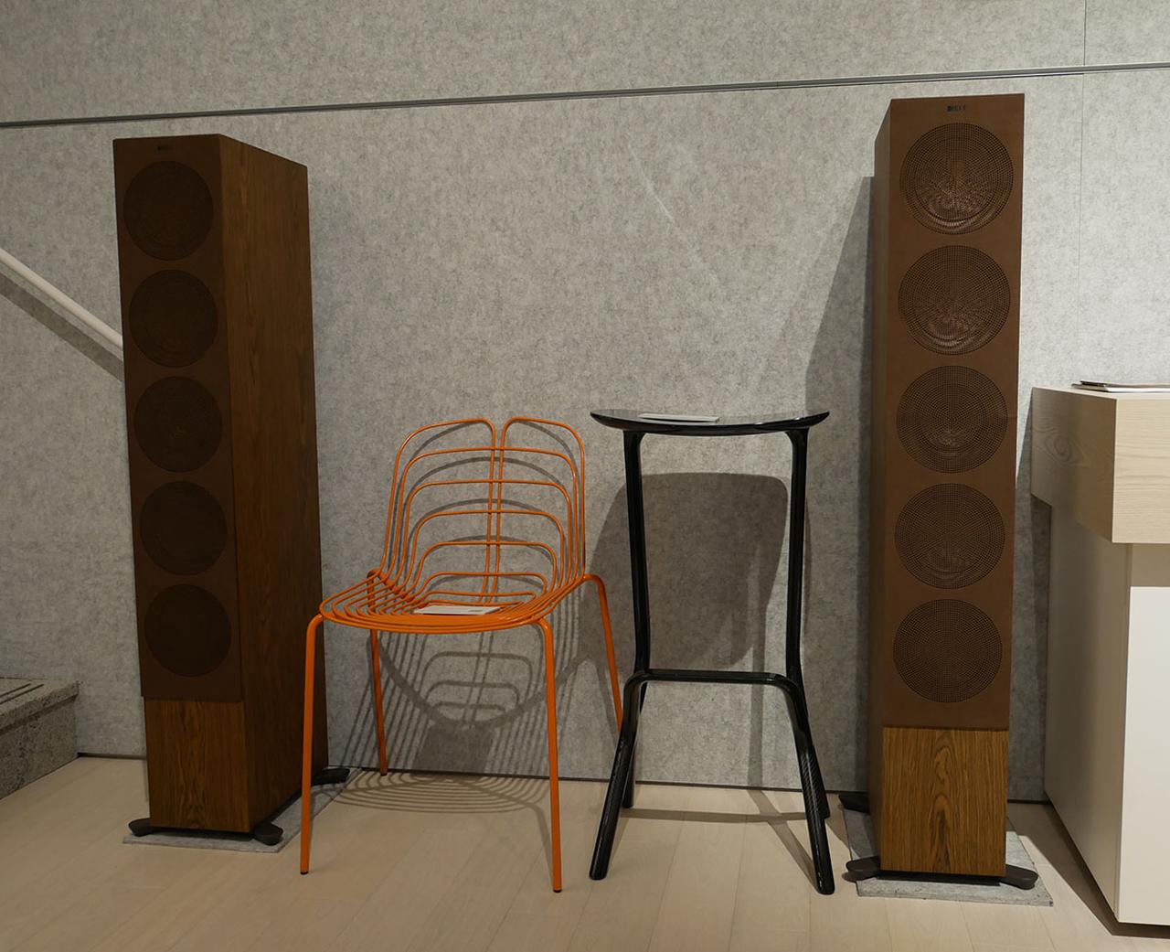 画像: KEFのフロアー型スピーカー「Reference 5Meta」とマイケル・ヤングデザインチェアとの組み合わせも