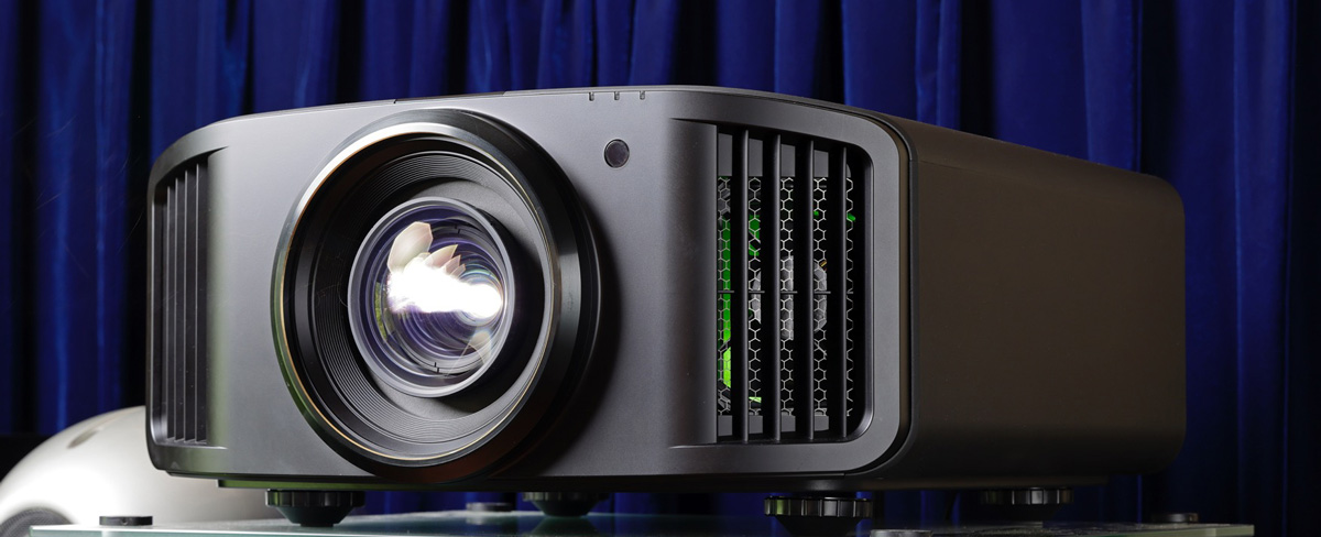 画像1: 『Victor DLA-V900R』最高峰大画面がさらに進化。明るく鮮やかな大画面に感動《藤原陽祐の『実験＠山中湖ラボ』》