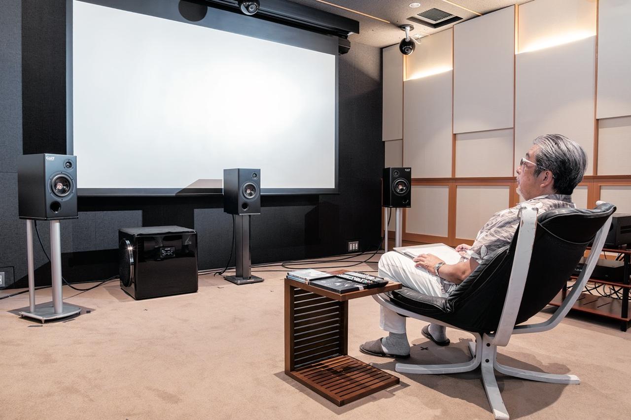 画像: HiVi視聴室にGlaXfi Alala BSP-24を5本持ち込み、同一スピーカー5本を使ったサラウンド再生を試した。センタースピーカーを含めて高さ60cmのスタンドに載せて、等距離、等高配置の理想的な配置だ