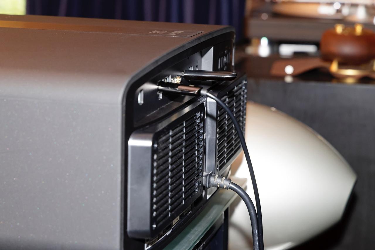 画像2: 『Victor DLA-V900R』最高峰大画面がさらに進化。明るく鮮やかな大画面に感動《藤原陽祐の『実験＠山中湖ラボ』》