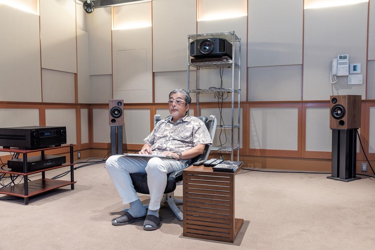 画像: サラウンドに使った2本のAlala BSP-24も高さ60cmのスタンドに載せている。フロントの3本はマットブラック、サラウンドはウォールナットのカラリングの個体を使った。Alala BSP-24以外の使用機器は以下の通り。4Kレコーダー・パナソニックDMR-ZR1、AVセンター・デノンAVC-A1H、8Kプロジェクター・ビクターDLA-V90R、サブウーファー・イクリプスTD725SWMK2。いずれもHiVi視聴室の常設リファレンス機器だ