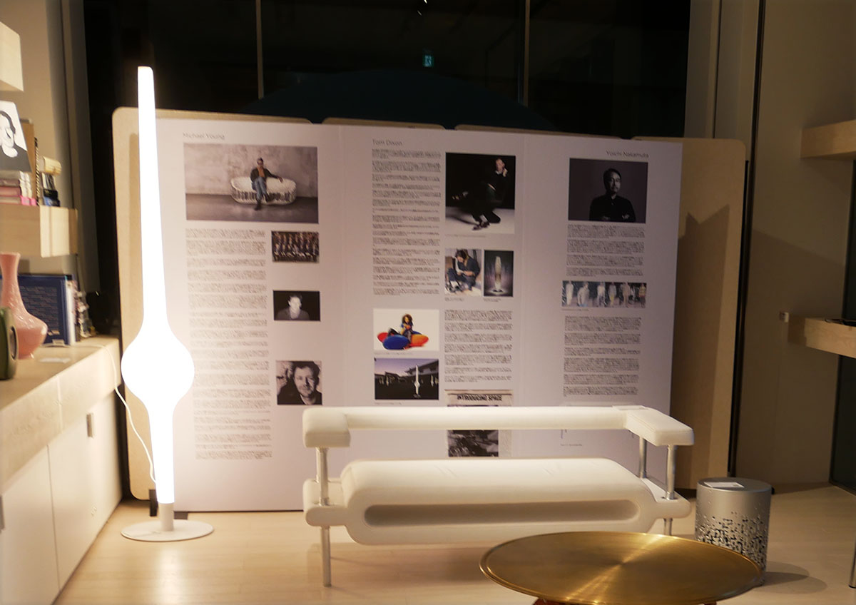 画像: 「マガジンソファ」は座面の下にある空間に雑誌を収納できるのが一番の特徴。左の「スティックライト」とともに1994年に発表された