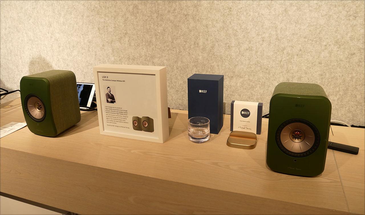 画像: KEFのワイヤレススピーカー「LSX II」もマイケル氏のデザイン。写真は氏のサインが入った初期バージョンで、既に完売しているとのこと