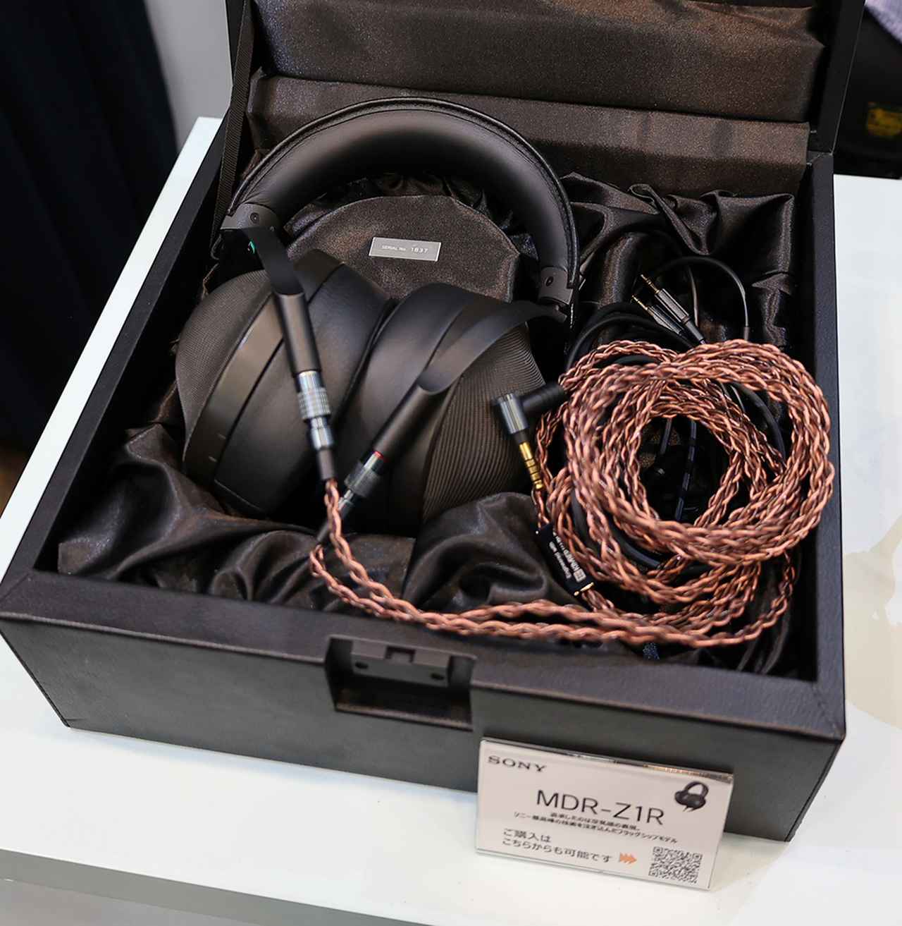 画像: 生産終了となったヘッドホン「MDR-Z1R」。試聴したいという来場者も多数みかけた