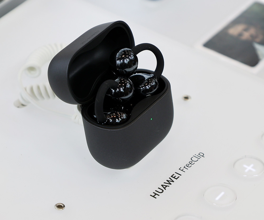 画像: 「HUAWEI FreeClip 2」。ケースへの収納方法も変更され、そのケースもよりコンパクトになった