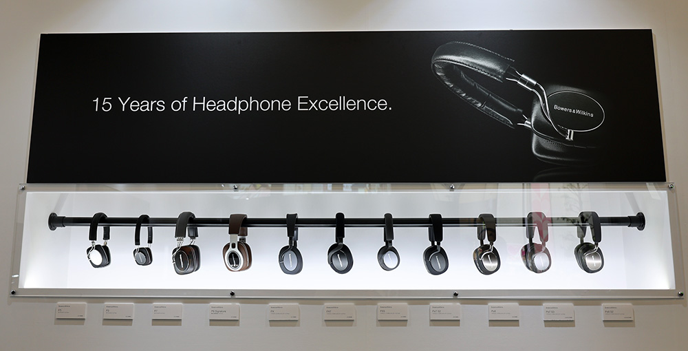 画像: 歴代のヘッドホンをカッコよく展示