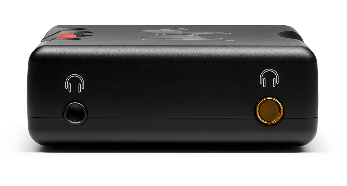 画像: 左が3.5mm、右が4.4mmのヘッドホン出力端子