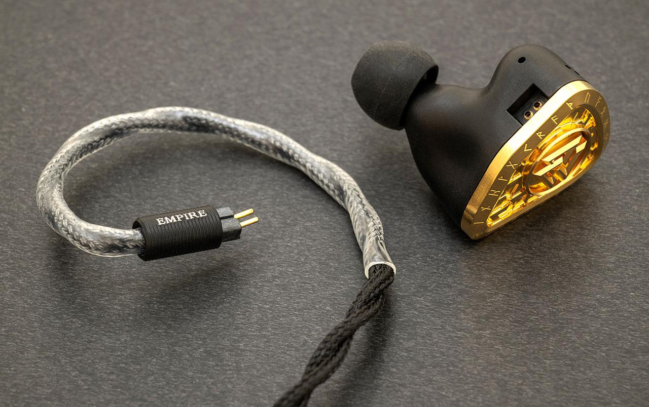 画像: ODIN MKIIは埋め込み式IEM 2pinコネクターを初搭載した。付属ケーブルは独自のカスタムメイド「KVASIR」(クヴァシール)で、4本の金、銀、銅の導体が、ユニークなクワッドブリッドの形状で編み込まれている