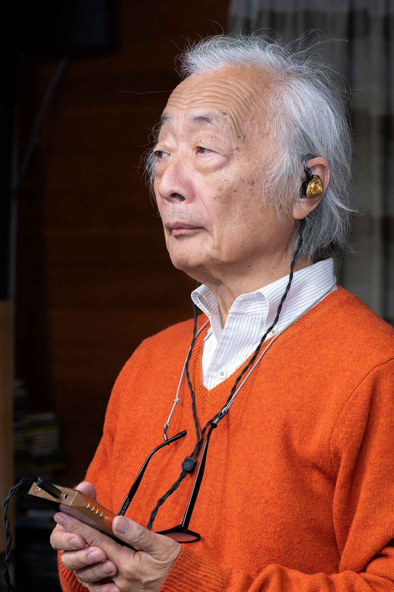 画像: 麻倉さんが愛用しているAstell&Kernのポータブルプレーヤー「A&ultima SP3000T Copper」とバランスケーブルで接続して、様々なハイレゾファイルを試聴してもらった