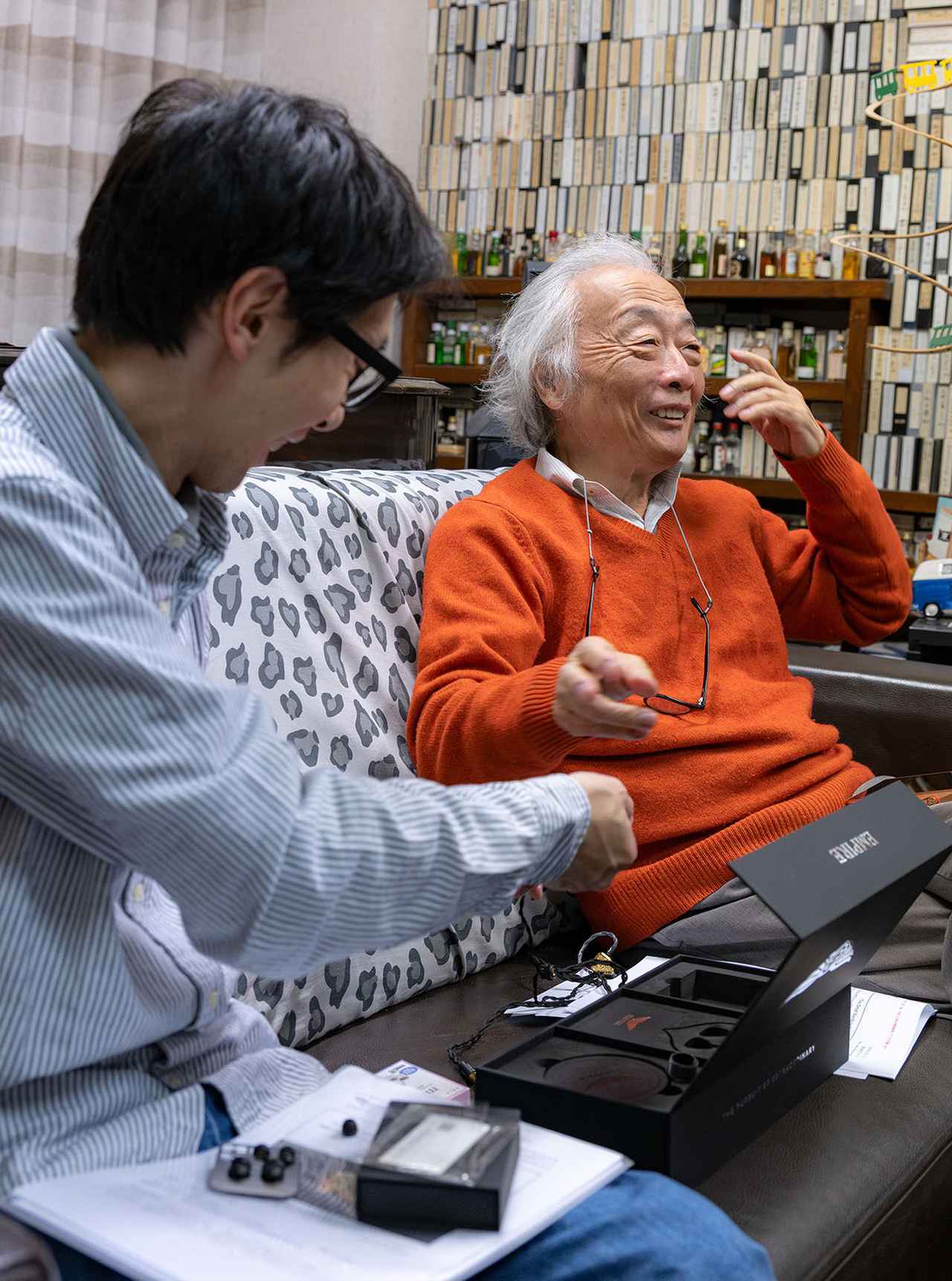 画像: 取材は麻倉さんの自宅オーディオルームで実施した。Empire Earsの輸入販売を手掛けている(株)アユート Audio事業部 プロダクトマーケティング 河野 亮さんに製品の詳細を説明いただいている