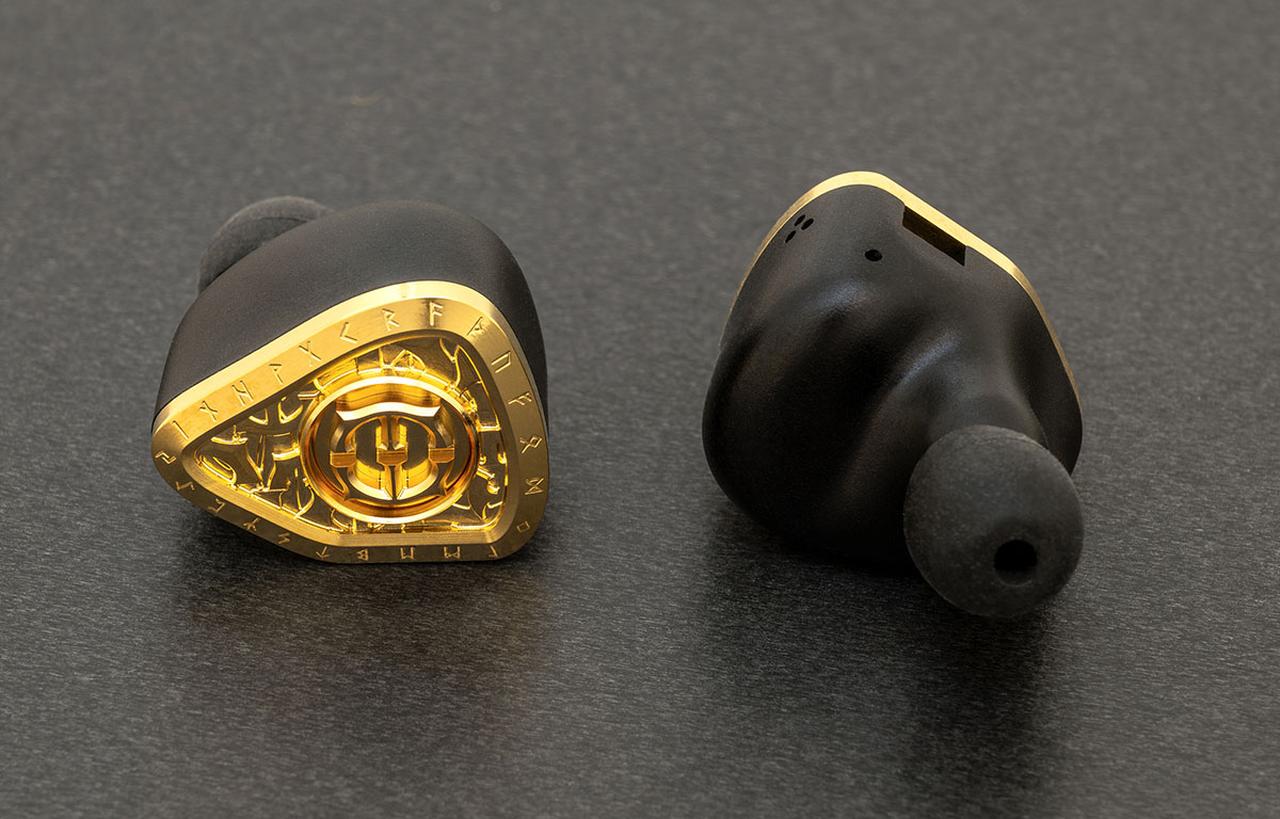 画像: イヤホン本体は航空宇宙グレードの6061-T6アルミニウムをCNC加工し、さらにマットブラックのアルマイト加工が施されている。フェイスプレートとロゴには24K金メッキが施され、純粋さ、威信、永続性を表現している