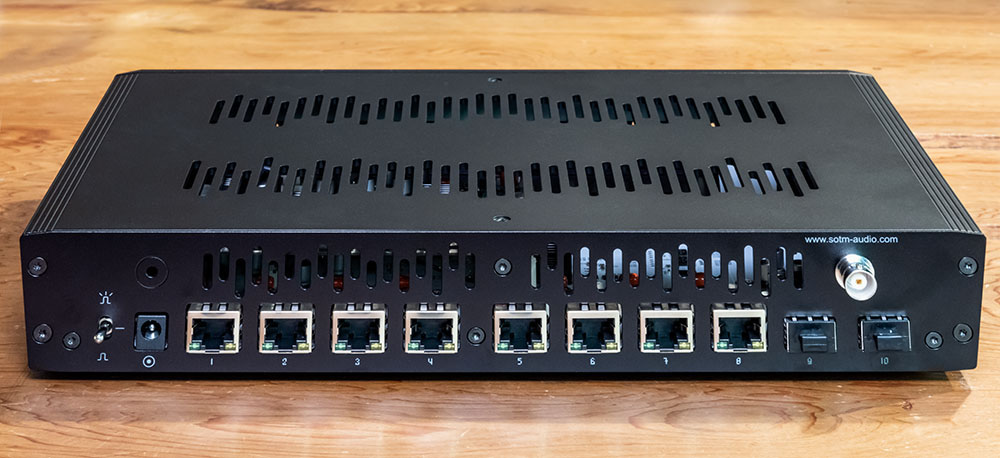 画像: sNH-10GはLANポート8口、SFPポートを2口備えたスイッチングハブで、sNH-10GPSMCに同梱されるモデルにはマスタークロック入力機能も備わっている。今回はここに外部クロックをつないで使ってみた