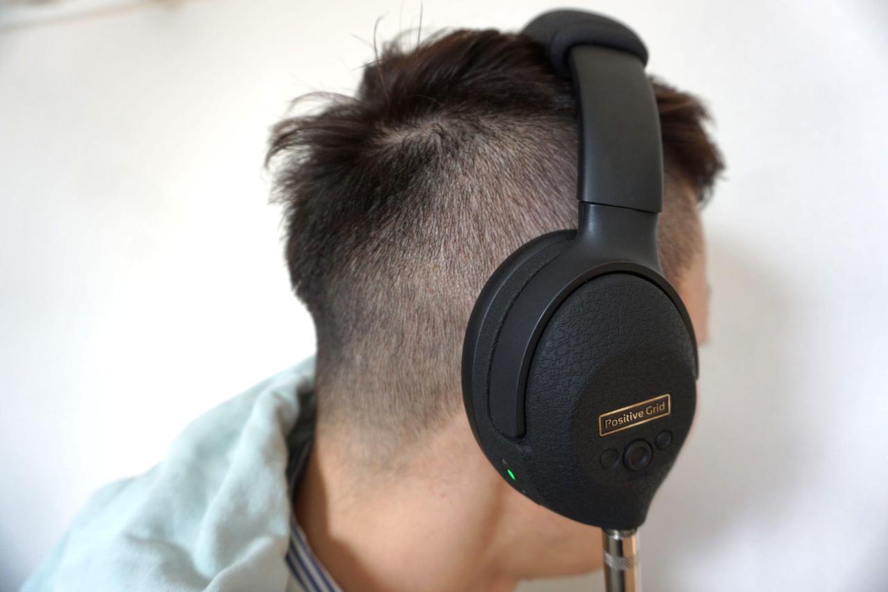 画像: 「Spark NEO CORE」装着時。「Spark NEO」とは異なり、カラーは全てブラックで統一。シールド(ケーブル)をつないでも重さはあまり感じることなく、長時間練習に没頭しても頭や首に負担がかかることはなかった