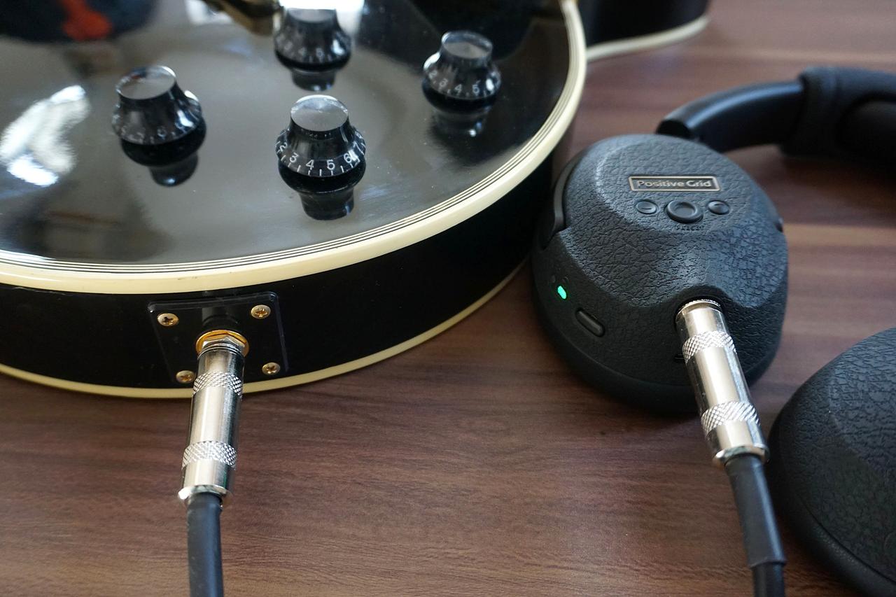 画像: 「Epiphone Les Paul Custom」に「Spark NEO CORE」をつないだ状態