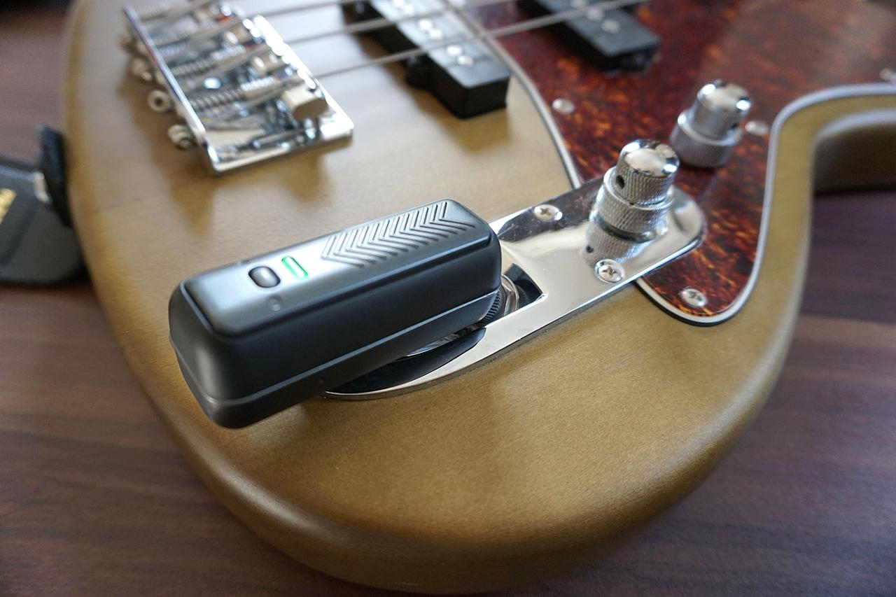 画像: 「Ibanez TMB100 SDL」に「Spark NEO」に付属されているトランスミッターをつないだ状態。トランスミッターはギターの形状に合わせて角度の調整が可能なのが嬉しいポイント