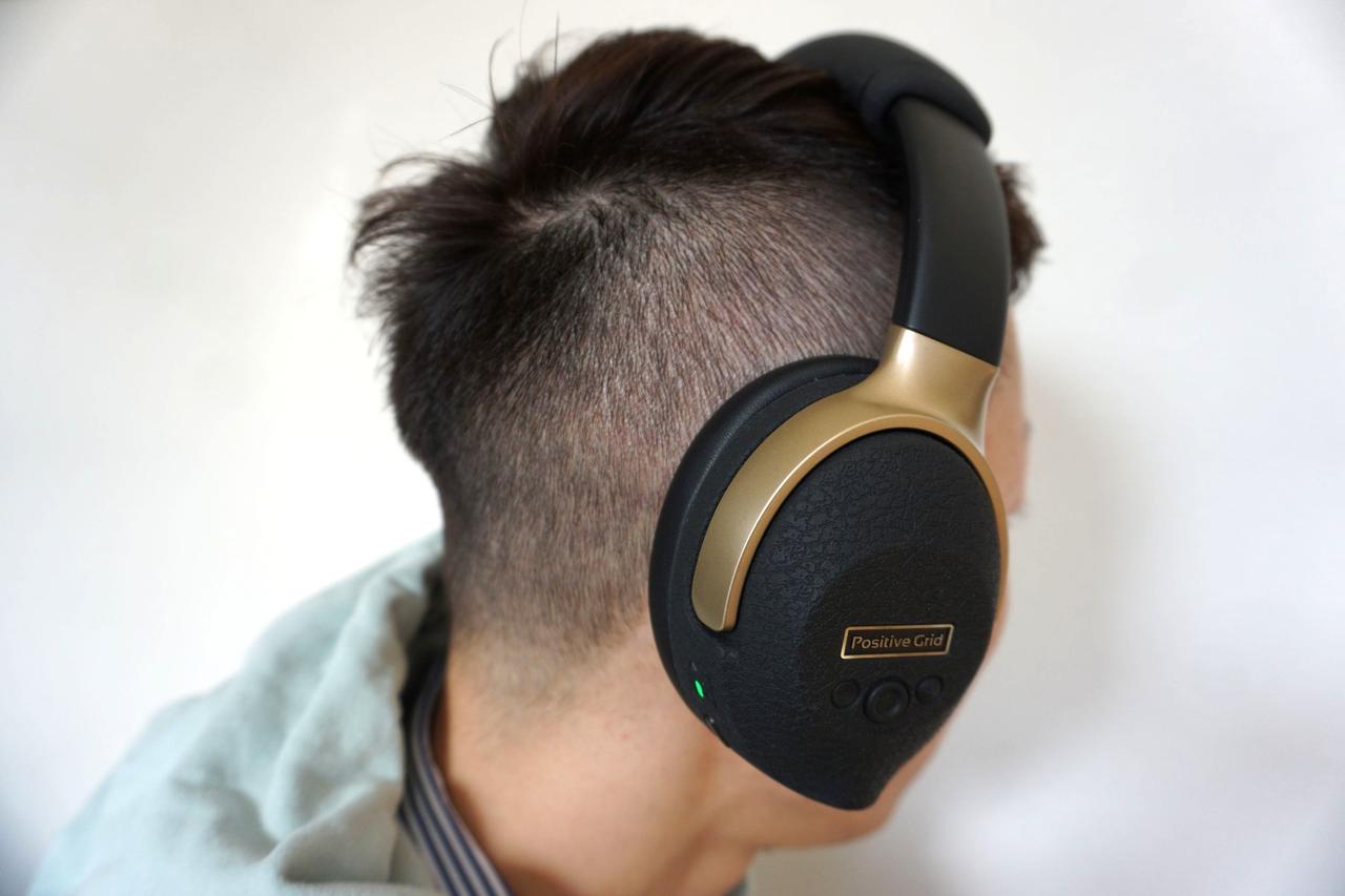 画像: 「Spark NEO」装着時。ゴールドのワンポイントカラーが高級な雰囲気を醸し出している