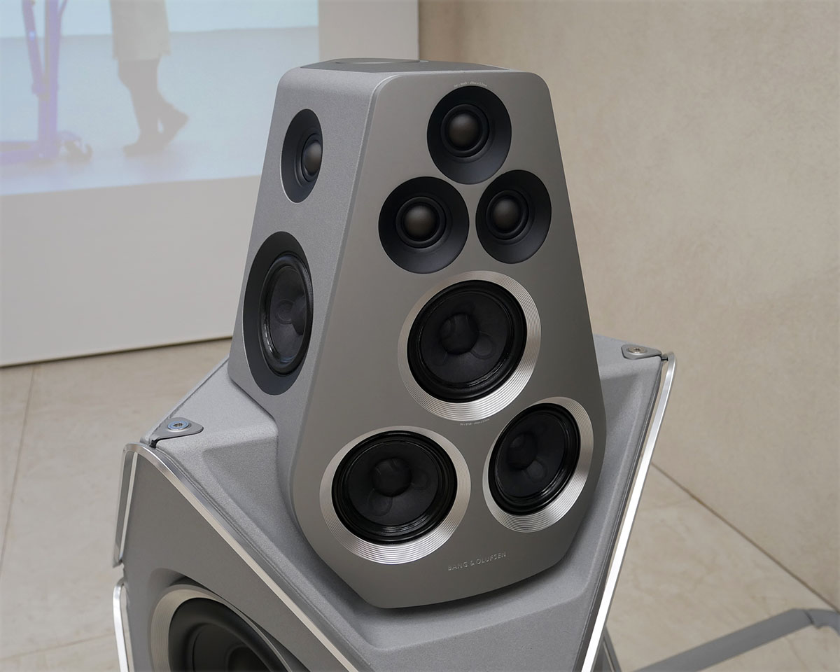 画像: スピーカー上部にはツイーターとミッドレンジが各7基、360度全方向に向けて搭載されている。正面を向いたフェイスマスク部は固体アルミニウムの単一ブロックを12時間かけて磨いているとのこと