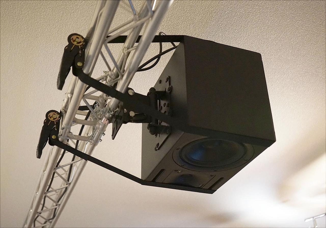 画像: AURO-3Dでは聴取位置中央真上に「ボイス・オブ・ゴッド」と呼ばれるスピーカーを設置する。ならまちスタジオでは、金属製のトラスを横方向に渡して、そこにスピーカーを取り付けている