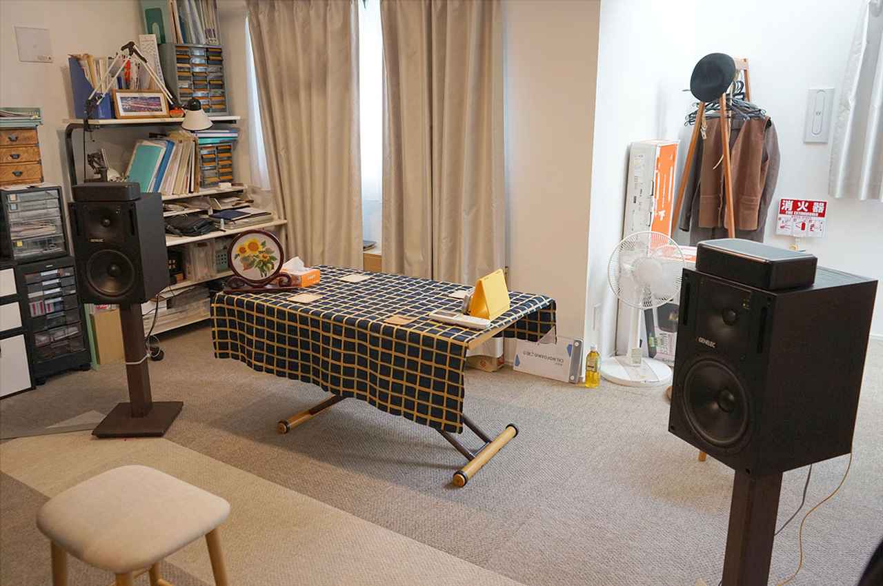 画像: AURO-3D用のサラウンドやサラウンドバックスピーカーは床置きで設置。写真はJBL「BAR1300MK2」の試聴時のもので、ジェネレック「1301A」の上に「BAR1300MK2」の着脱式リアスピーカーを載せている