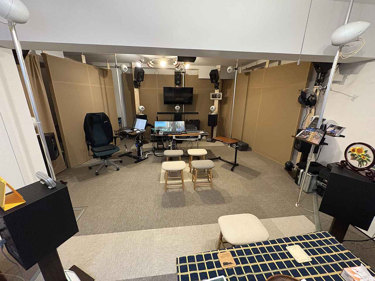 画像: ならまちスタジオは広さ約26畳で、中央の試聴位置から各フロアースピーカーまでは2.2mで揃えられている