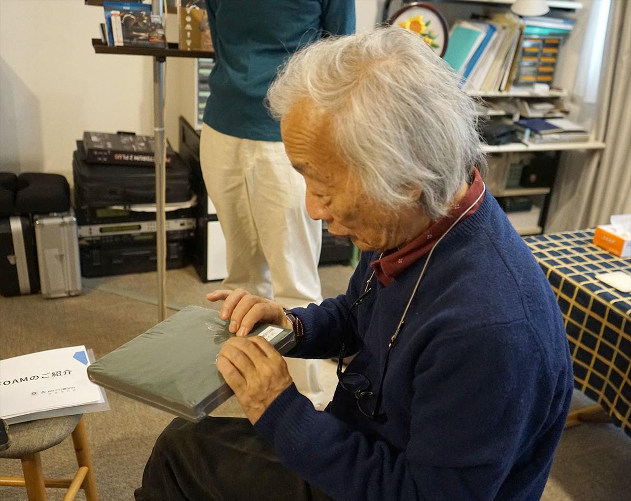 画像: 麻倉さんが手にしているのが、DIY用に表面に保護素材を貼り付けたCALMOFOAM。今年の早い時期に吸音用の素材として発売される予定とか