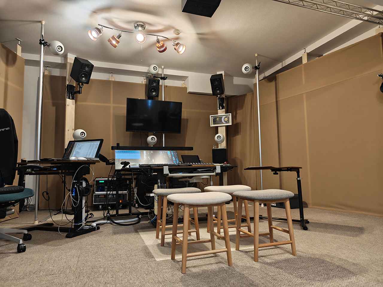 画像: ならまちスタジオには、AURO-3D用とドルビーアトモス用の2種類のマルチチャンネルスピーカーがセットされ、ミックスや再生するフォーマットに応じて使い分けている