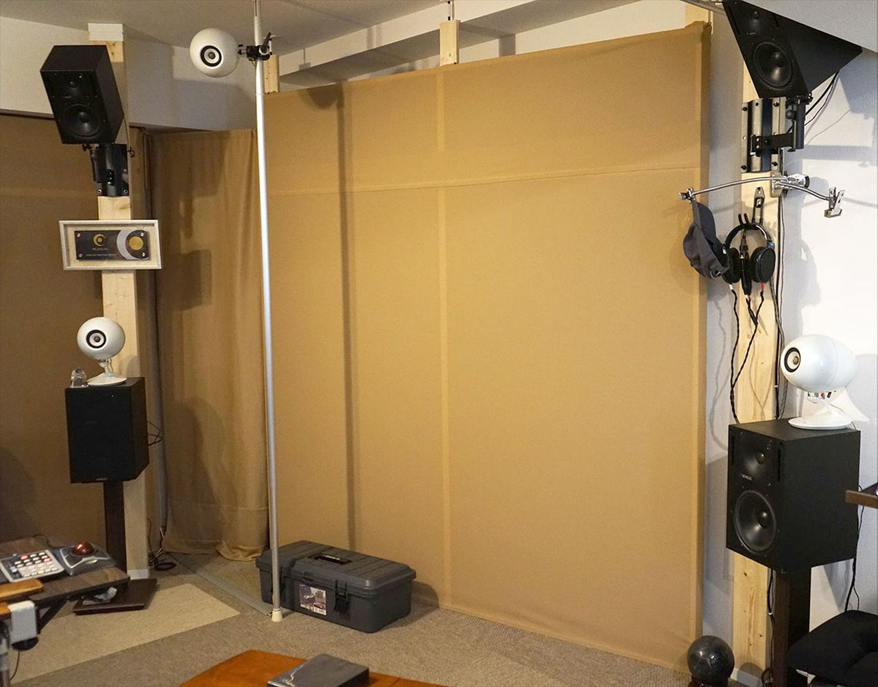 画像: 吸音材のCALMOFOAMを内部に取り付けた大型パネルを3枚自作し、これも突っ張り板を使って固定している。このパネルの効果で残響時間や音のクリアネスが改善できたとか