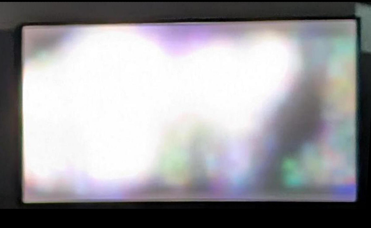 画像: RGBバックライトのminiLED液晶テレビは、プロック単位で、RGBが全発光し「白」になる部分がとても多い