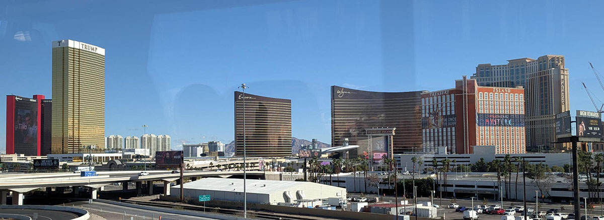 画像: ラスベガスのゴージャスホテル。左からヒルトン、トランプ、アンコア、ウイン、休業中のミラージュ、その後ろがヴェネツィアン。サムスンはウインで、プライベート展示を敢行