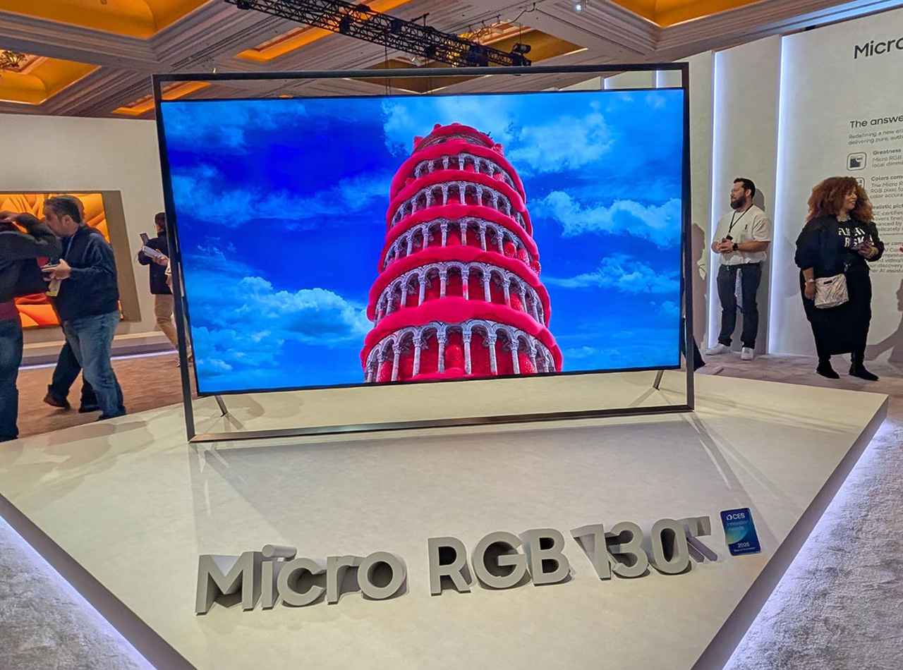 画像: トンネルを抜けると、「Enterteinment Gonpanion」コーナー。130インチの「マイクロRGBバックライトテレビ」が、来場者を迎えてくれる