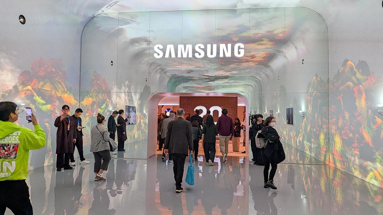 画像: 展示の入り口のトンネル。サムスン電子の先代会長のイ・ゴンヒ氏のアートコレクションを壁面に投影