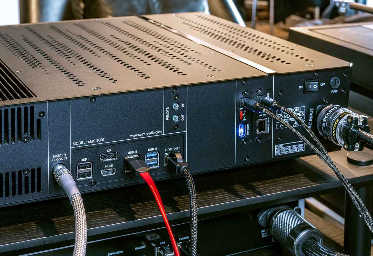 画像: sMS-2000は4TバイトのSSDを内蔵したミュージックサーバーで、汎用の音楽再生アプリを使ってタブレット等からも操作可能。お気に入りのUSB DACと組み合わせることで高音質再生が楽しめる。写真右側にはSOtMが開発した高音質LAN/USBボードも装備されている