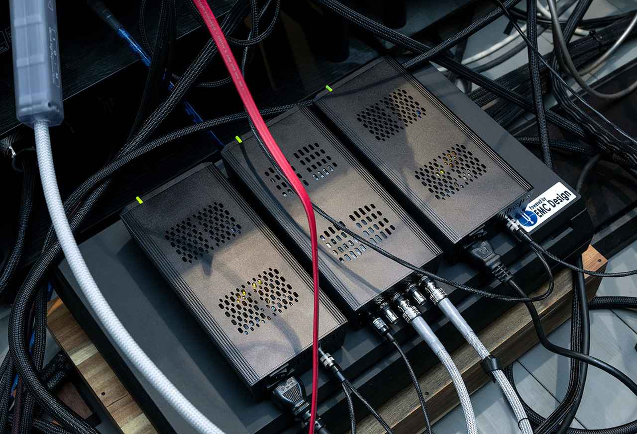 画像: 拡張LAN/USBボードには別途電源を供給する必要があるので、そのための電源ユニットも付属している（写真右）。さらに今回はsMS-2000PSMCに同梱されているクロックジェネレーターのsCLK-OCX10を使って本体に外部クロックを供給した（写真中央、左）