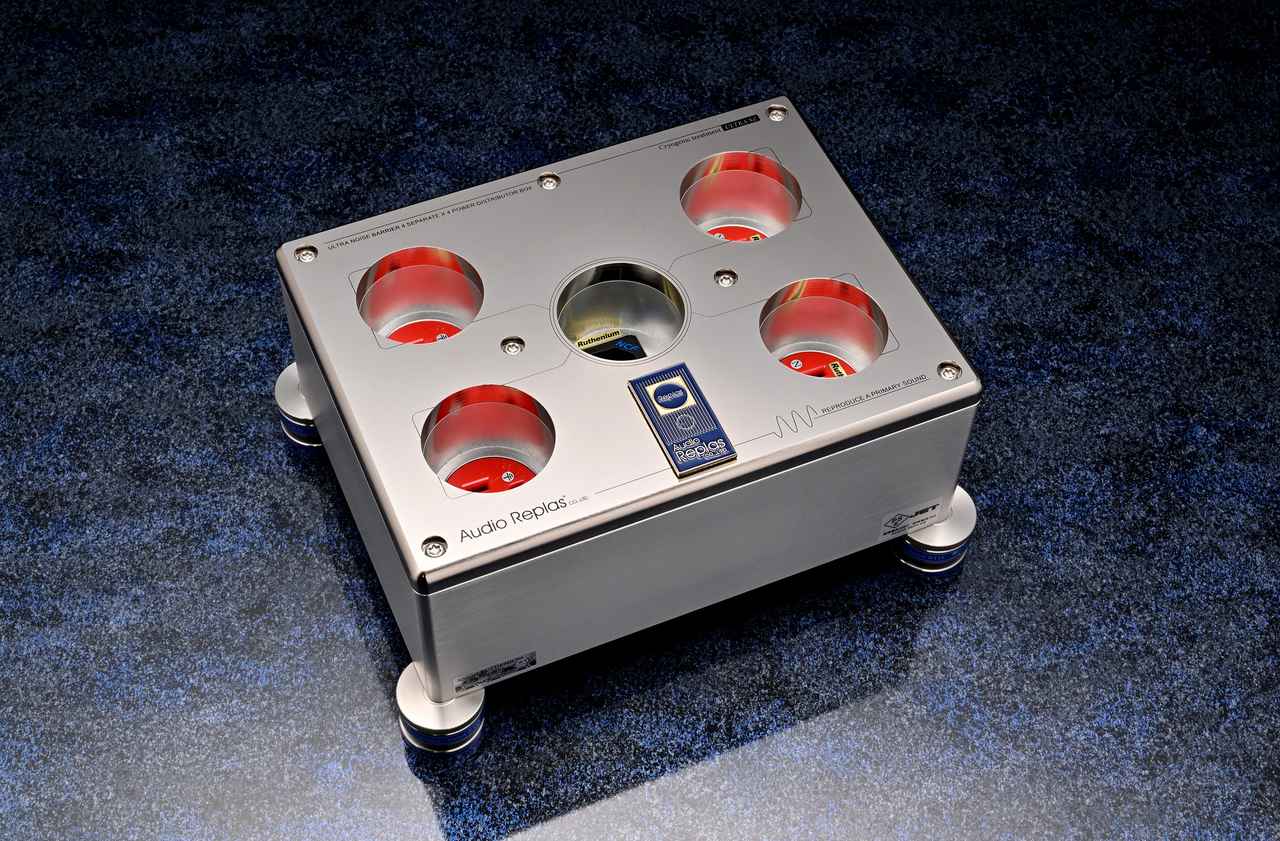 画像: 80台限定生産の「SBT-4X4/HG-SIG」。寸法：200mm×150mm×80mm（スパイクを除く）、重量：約6.7kg