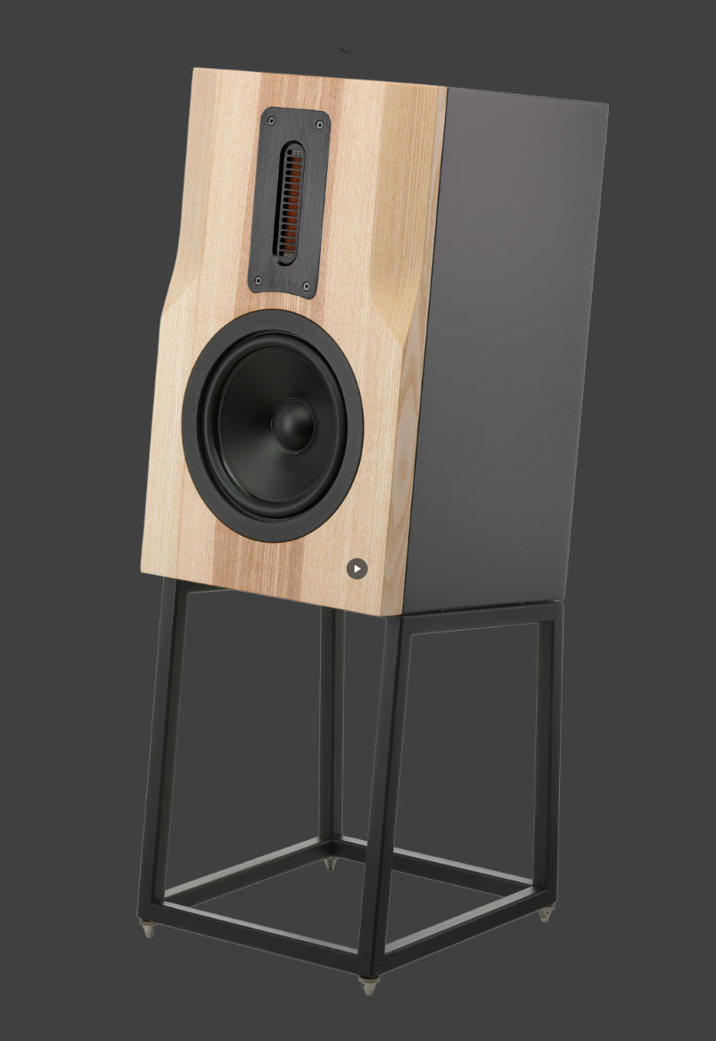 画像: 日本で発売される本体仕上げは、写真のフロントバッフル天然無垢材のアッシュ仕上げ＋グレーのサイドパネル