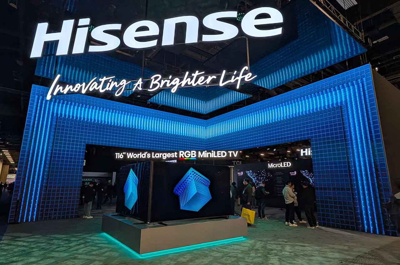 画像: 巨大なハイセンスブースの入り口。RGBバックライト液晶テレビが、主役