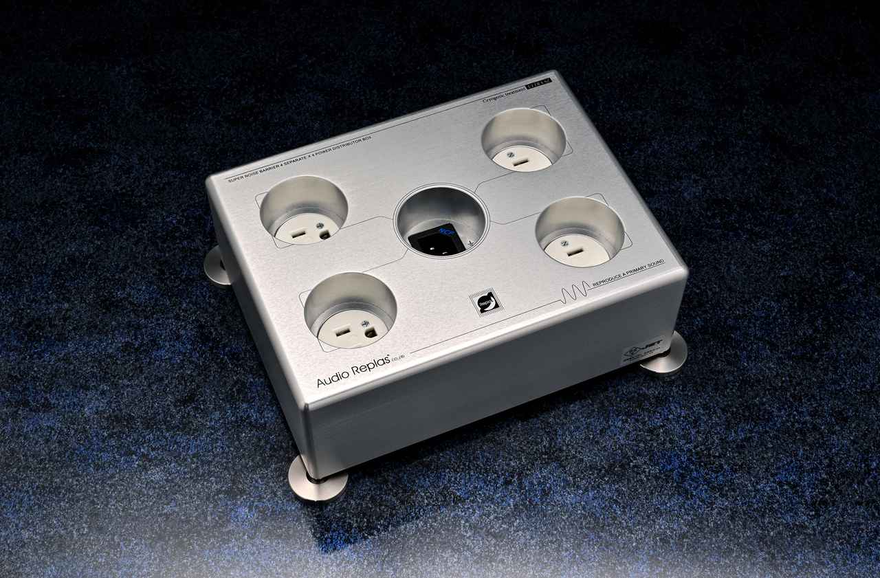 画像: 「SBT-4X4」。寸法：200mm×150mm×70mm（スパイクを除く）、重量：約4.4kg