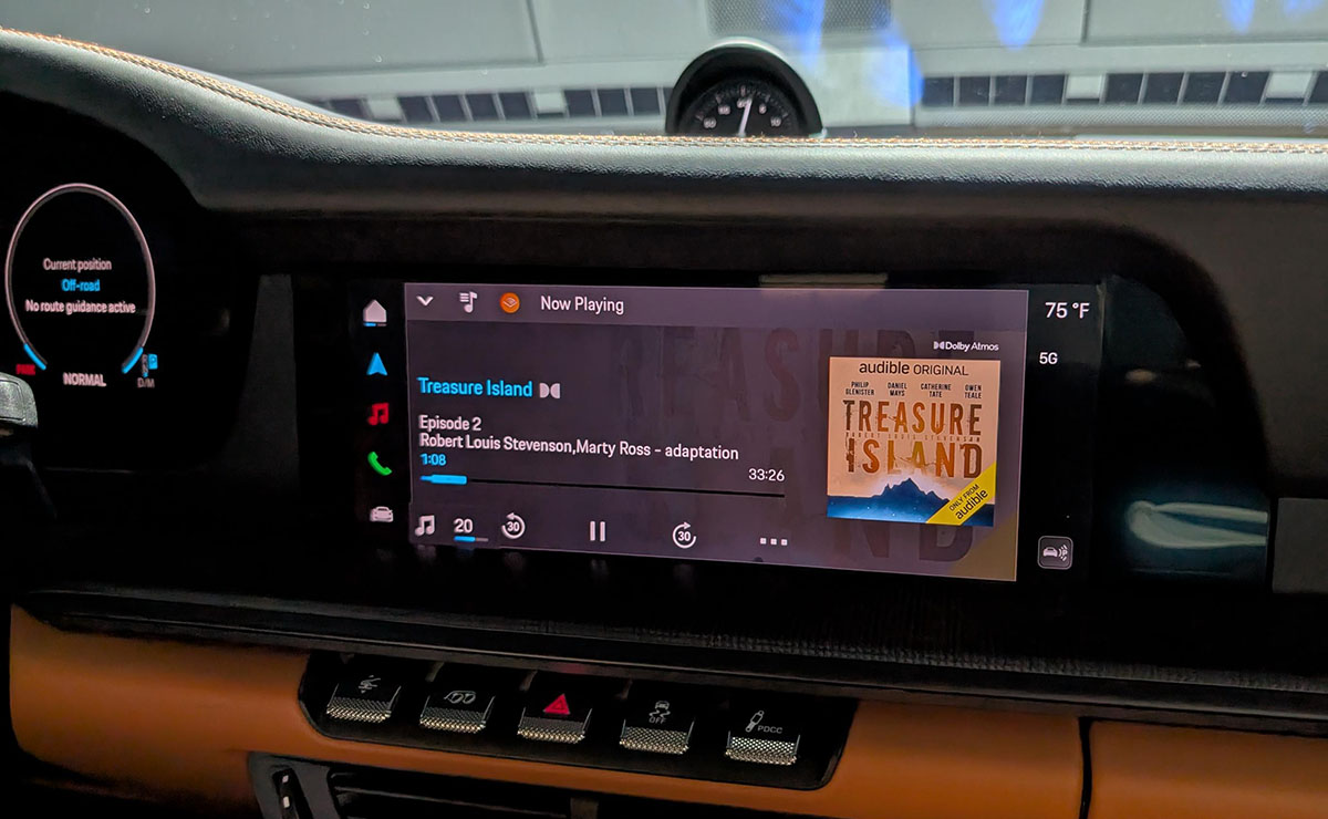 画像: 5.1.4配置のコンパクトなポルシェ911、車室のディスプレイ。イマーシブ朗読劇「宝島」を再生
