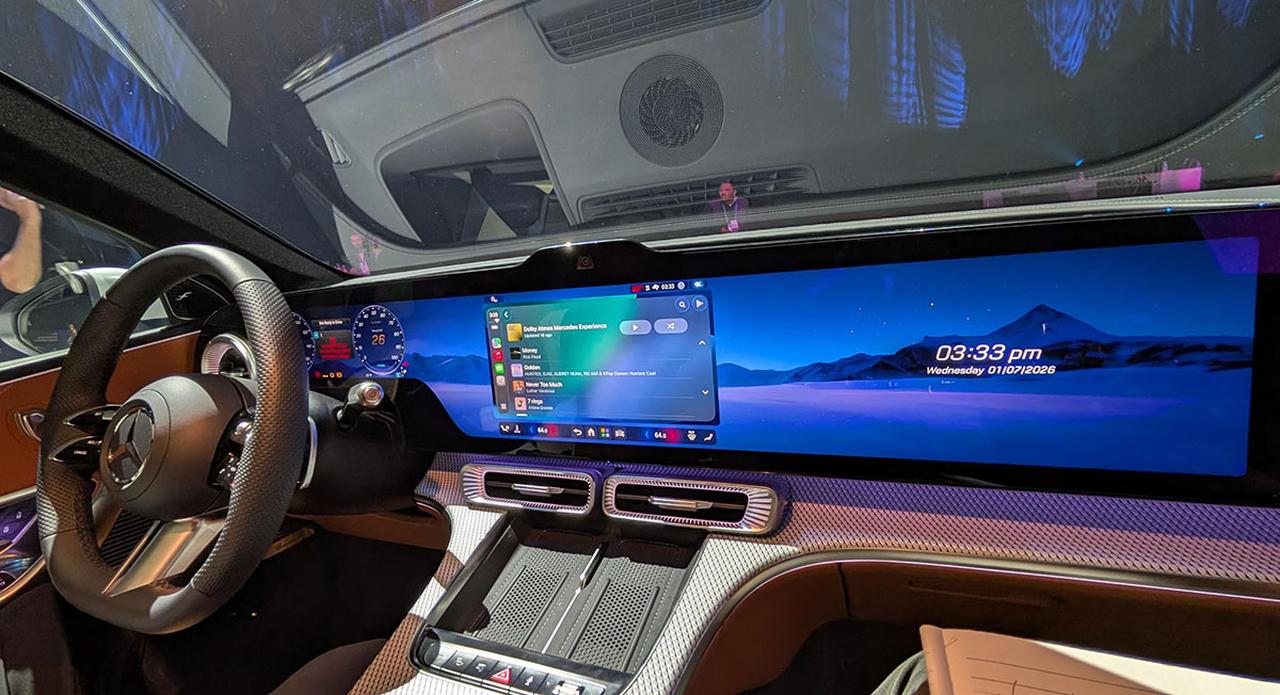 画像: ベンツのフロントには、超横長のディスプレイが鎮座