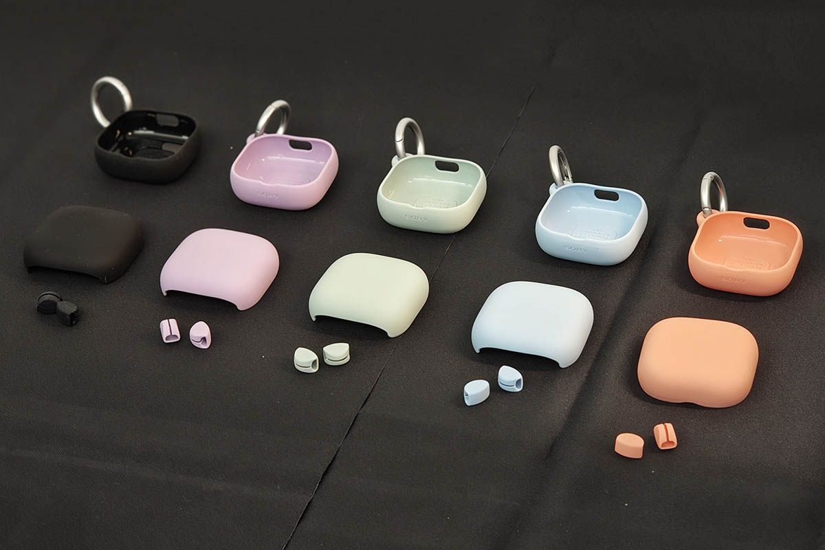 画像: 別売でカラビナを含むケースも販売、カラーは、ラベンダー、ブルー、コーラル、グリーン、ブラックの5色を用意している