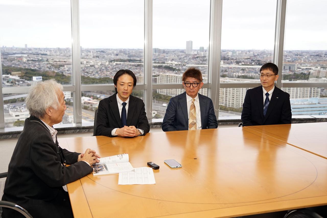 画像: 麻倉委員長、上杉さんのほか、開発スタッフを代表して、画質設計担当の下田裕紀さん（TVシステム事業部 国内事業部 システム開発部 主任技師／写真左から3番め）と、音質設計担当の尾島由浩さん（TVシステム事業部 国内事業部 システム開発部 係長／写真右）も参加くださった
