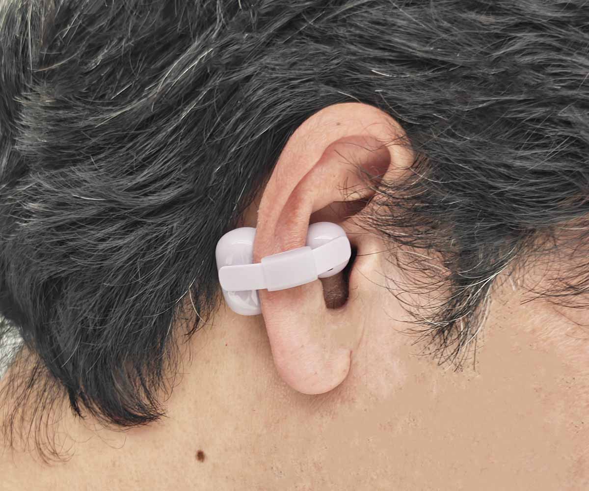 画像: フィッティングクッションを取り付けて装着してみると、全く耳を圧迫しないのにズレ落ちないのが素晴らしい