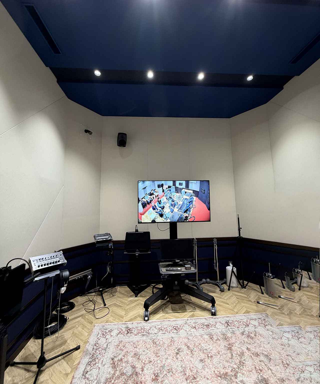 画像: ナレーションの収録もできるアフレコブースも完備