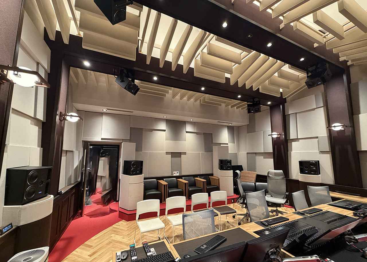 画像: こちらがリアサイド。サイドとリアスピーカーは壁に沿って作られた台に置かれている