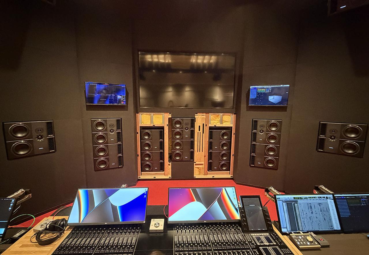 画像: サブウーファーはフロントL/C/Rの間にそれぞれ2基、合計4基（ウーファーユニットは合計8つ）埋め込まれている。センタースピーカーの右側に見えるスリット状の部分が左右のバランスを取るための調音パーツだ