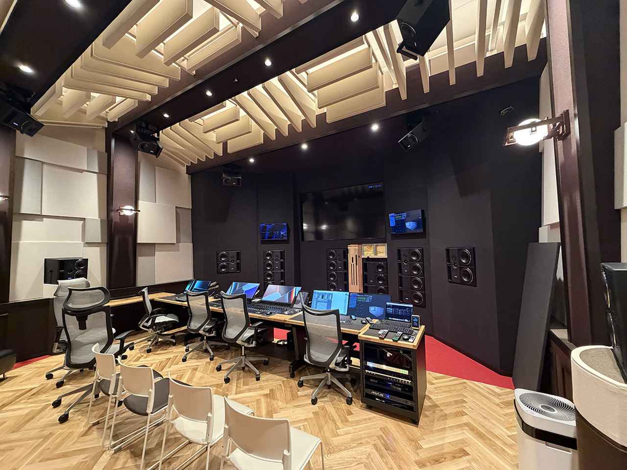 画像: ドルビーアトモス ホーム9.1.6対応のMAルーム。フロント側の壁にはフロントL/C/Rとワイドスピーカーが埋め込まれている