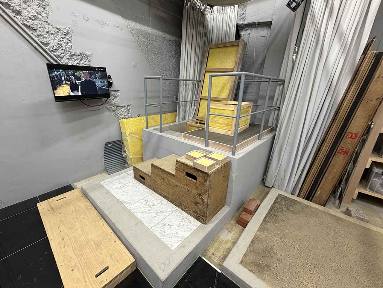 画像: リニューアルされたフォーリーステージ。様々な環境での生音を再現できるように、床材から小物まで多くのアイテムが準備されている