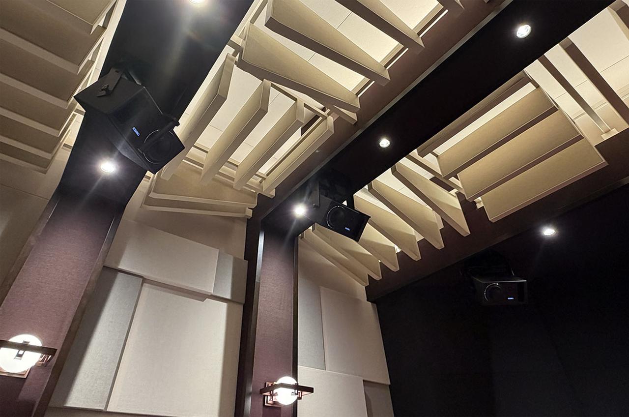 画像: 天井は擂鉢状に盛り上がっており、そこに様々な角度の拡散板も設置されている。トップスピーカーはL/Rそれぞれに3基、合計6基が取り付けられている（写真は正面に向かって左側）